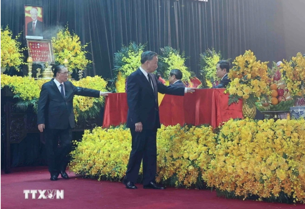 Chủ tịch nước Tô Lâm và các đại biểu đi quanh linh cữu lần cuối, tiễn biệt Tổng Bí thư Nguyễn Phú Trọng