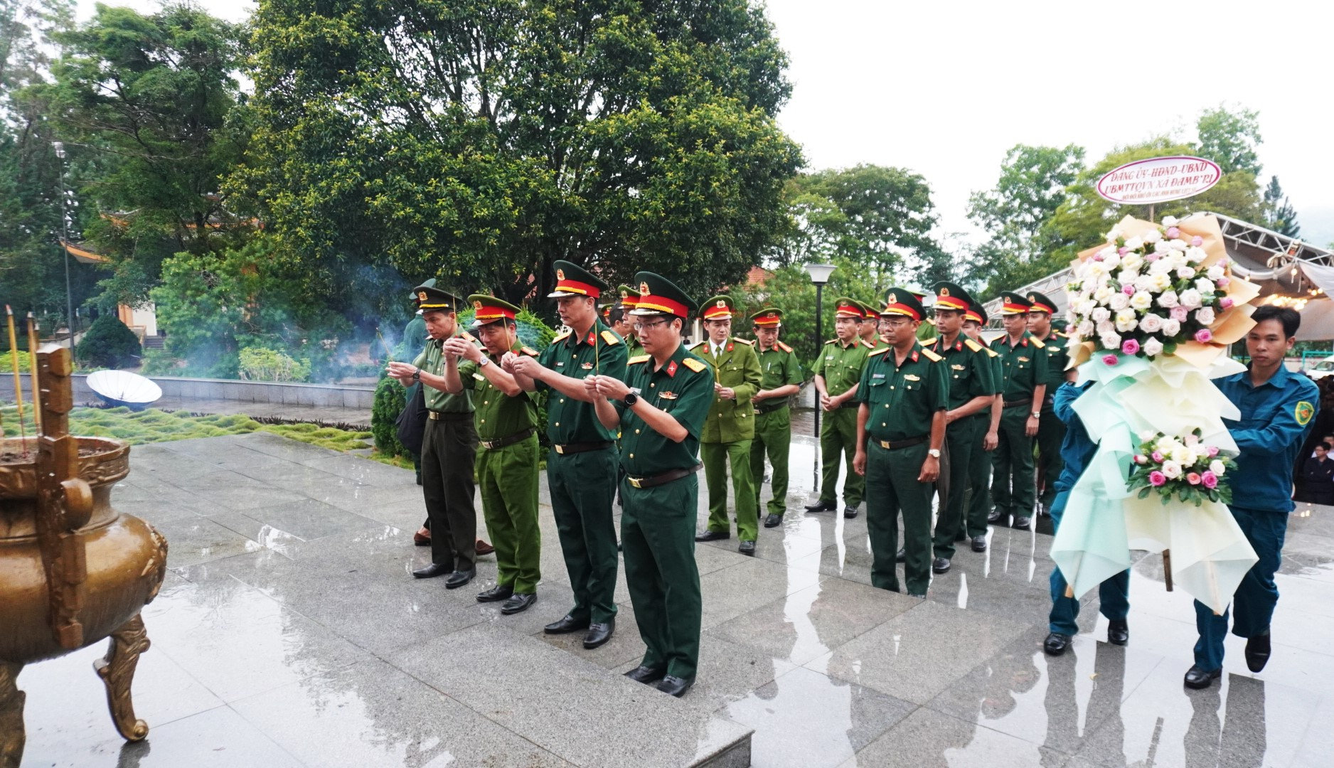 Lực lượng vũ trang dâng hoa, thắp hương tri ân, tưởng nhớ công lao to lớn của các Anh hùng liệt sĩ