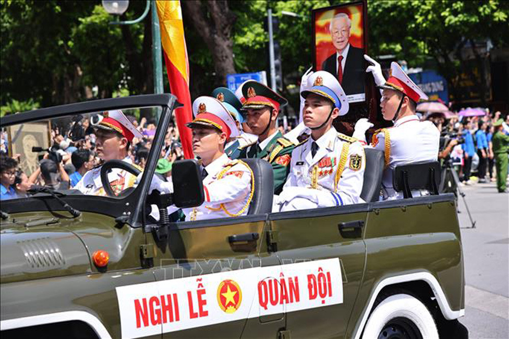 Đoàn xe nghi lễ di chuyển trên đường Lê Thánh Tông, Hà Nội