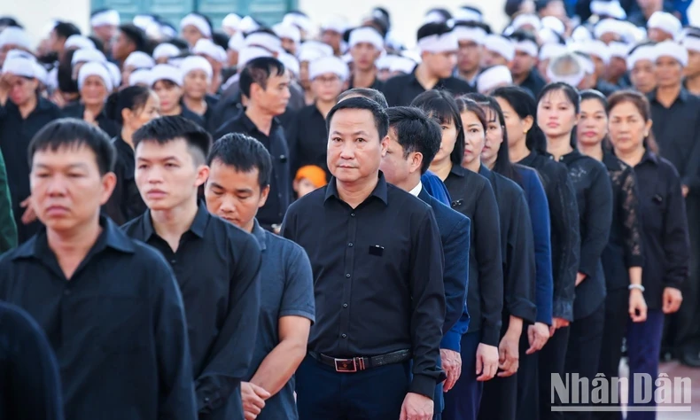 Hàng nghìn đoàn của lãnh đạo các cấp và nhân dân cả nước, kiều bào và bạn bè quốc tế viếng Tổng Bí thư ảnh 6