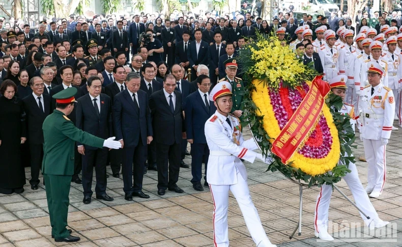 Hàng nghìn đoàn của lãnh đạo các cấp và nhân dân cả nước, kiều bào và bạn bè quốc tế viếng Tổng Bí thư ảnh 2