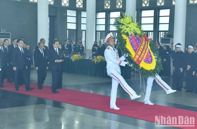 Hàng nghìn đoàn của lãnh đạo các cấp và nhân dân cả nước, kiều bào và bạn bè quốc tế viếng Tổng Bí thư ảnh 5