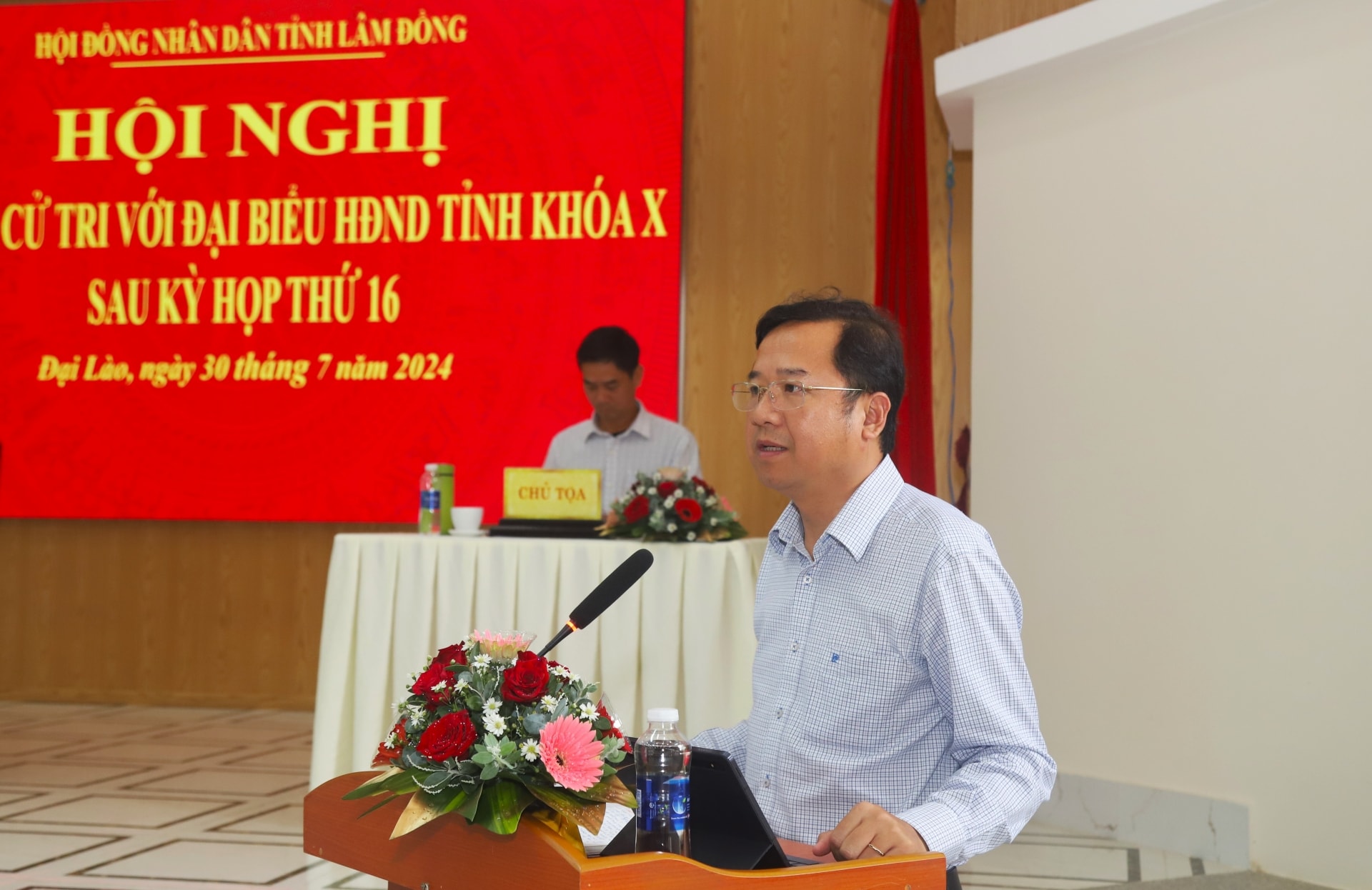 Bí thư Thành ủy Bảo Lộc Tôn Thiện Đồng thay mặt các đại biểu HĐND tỉnh thuộc Tổ bầu cử số 15 tiếp thu, giải trình ý kiến, kiến nghị của cư tri