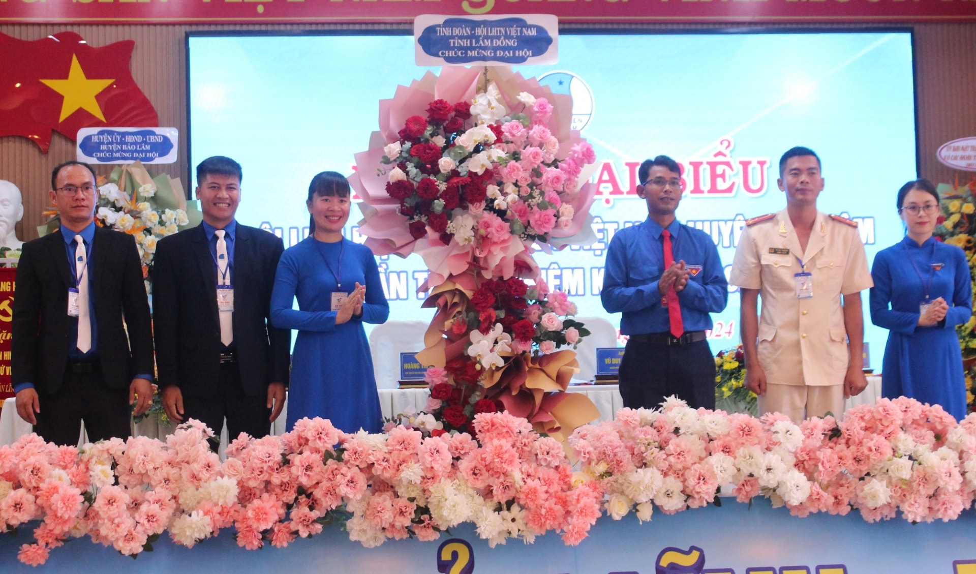 Bí thư Tỉnh Đoàn Lâm Đồng Ndu Ha Biên tặng hoa chúc mừng đại hội