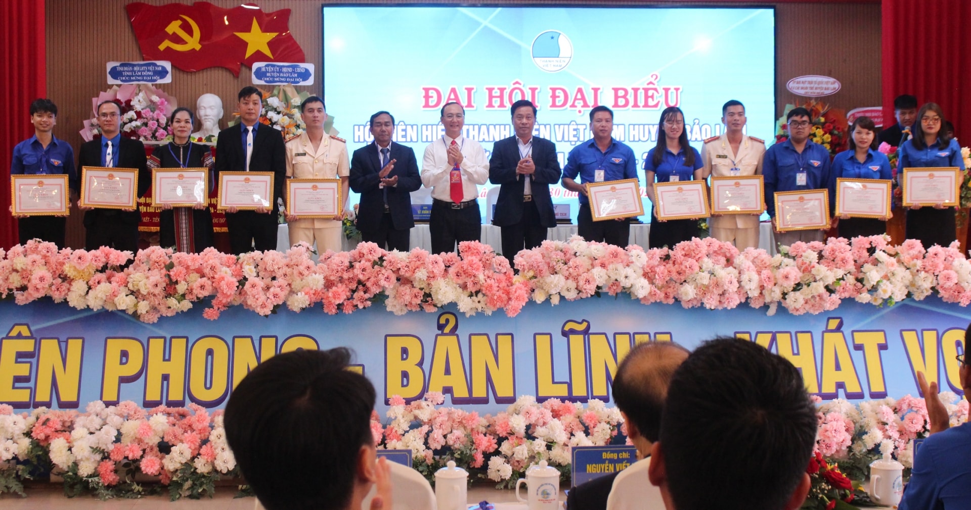 Cá nhân và tập thể nhận khen thưởng
