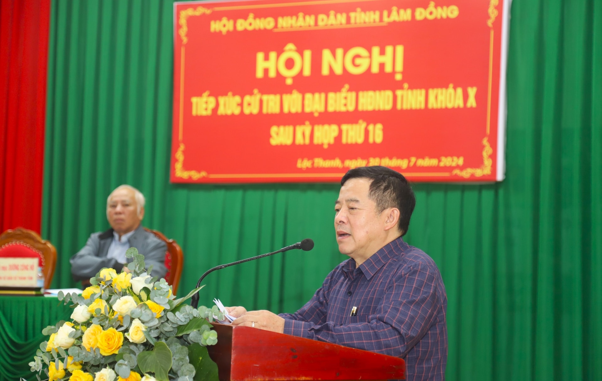 Chủ tịch UBND TP Bảo Lộc Nguyễn Văn Phương thay mặt Tổ đại biểu HĐND tỉnh số 14 tiếp thu, giải trình kiến nghị của cử tri xã Lộc Thanh