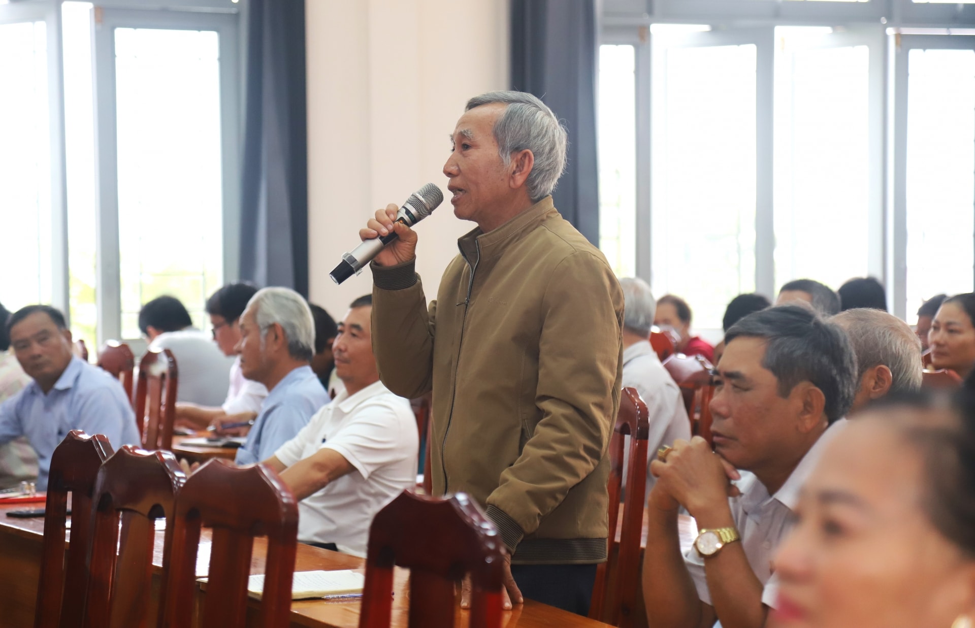 Cử tri xã Lộc Châu kiến nghị nhiều vấn đề liên quan đến các dự án quy hoạch treo trên địa bàn TP Bảo Lộc tới các đại biểu HĐND tỉnh
