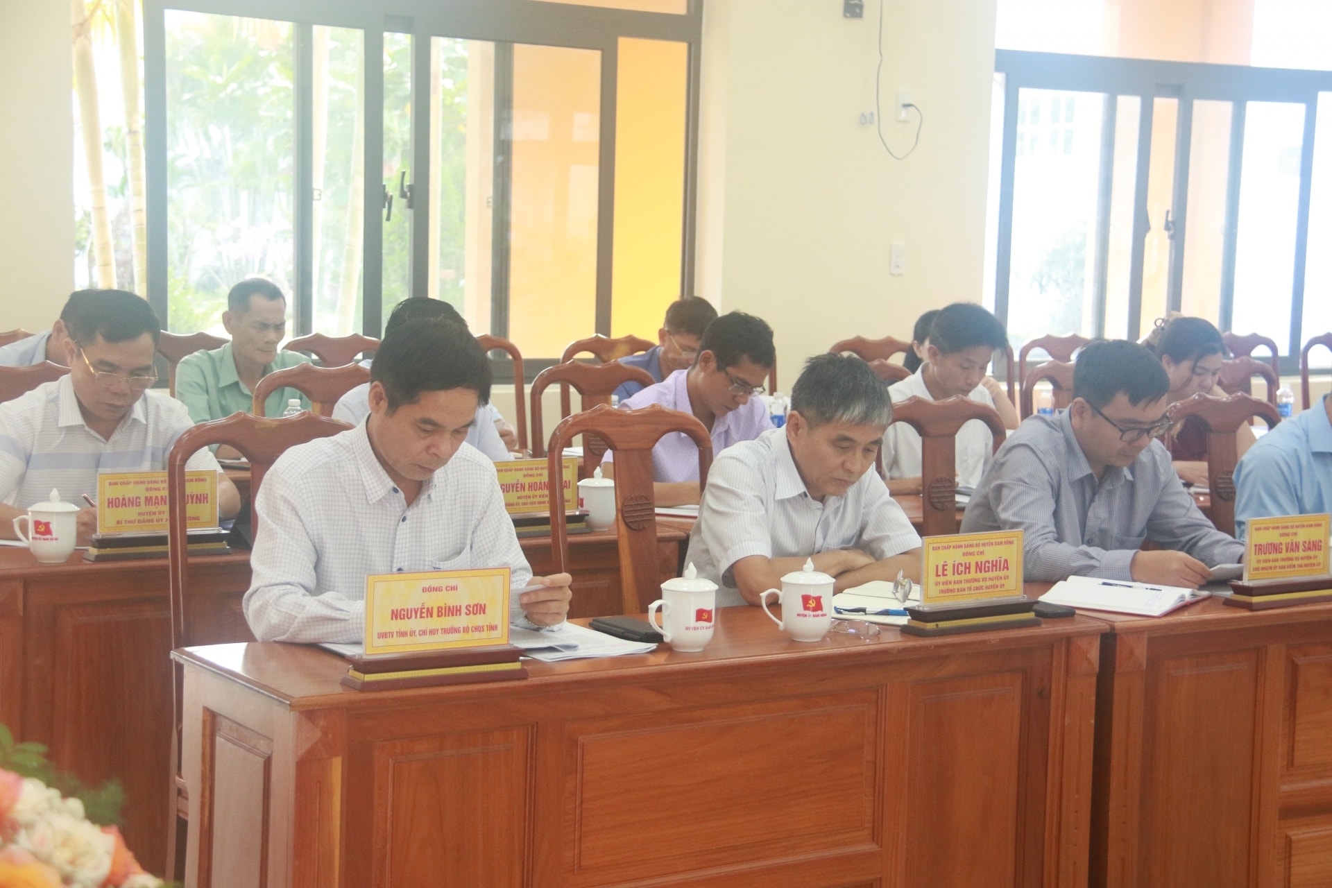 Đại tá Nguyễn Bình Sơn – Chỉ huy trưởng Bộ Chỉ huy Quân sự tỉnh cùng các biểu tham dự Hội nghị