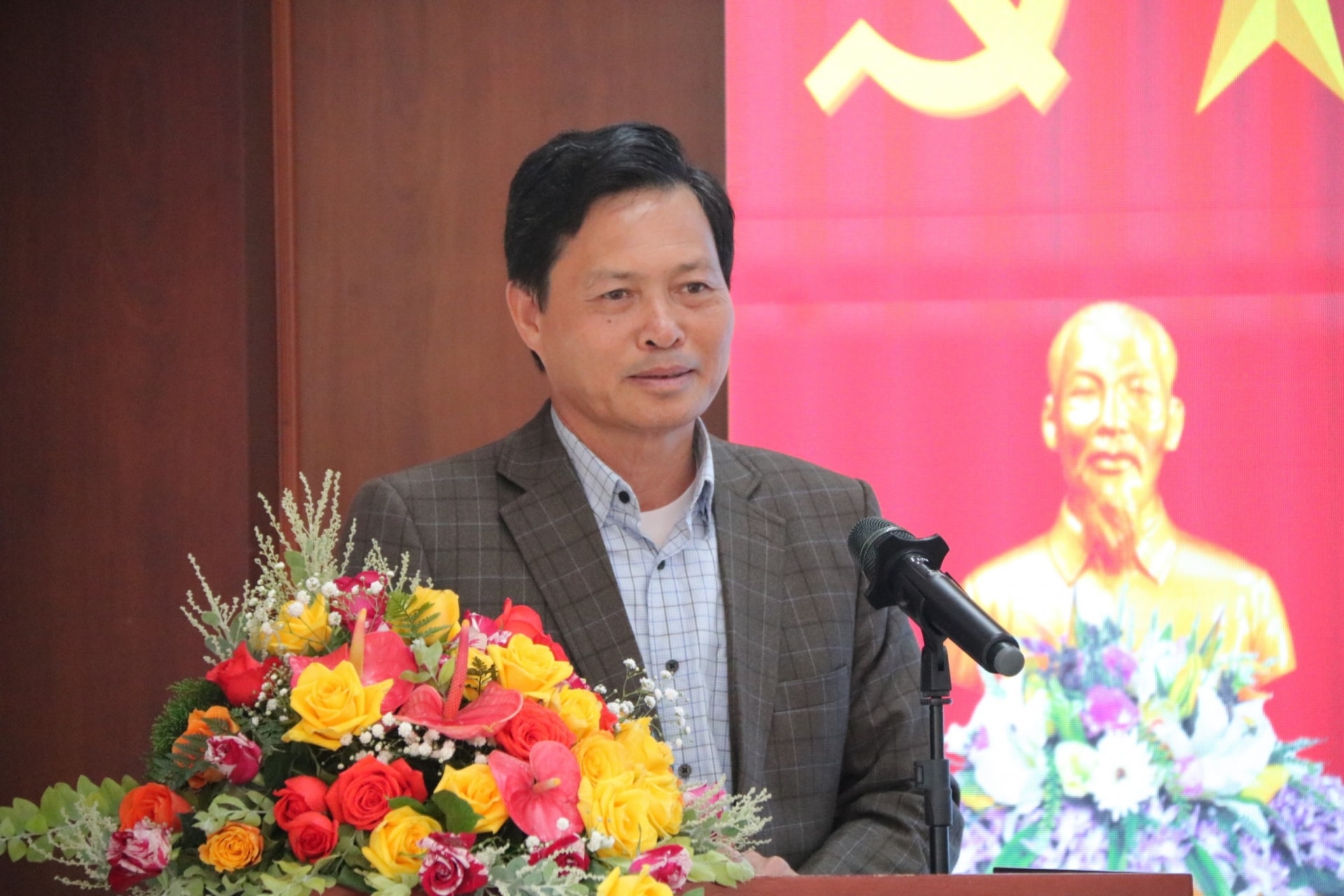 Đồng chí Hoàng Xuân Hường - Bí thư Đảng ủy Khối Doanh nghiệp tỉnh Lâm Đồng phát biểu chúc mừng và giao nhiệm vụ