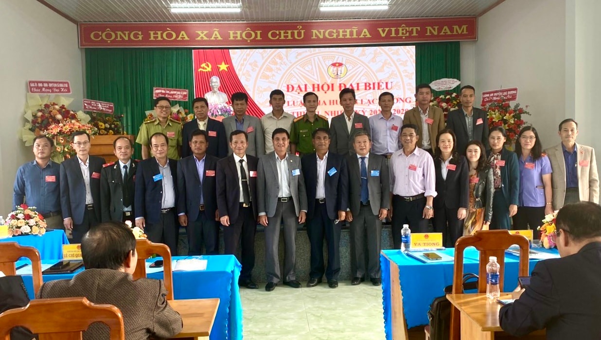 Lãnh đạo Hội Luật gia tỉnh và huyện Lạc Dương chúc mừng Ban Chấp hành Hội Luật gia huyện Lạc Dương khóa VI, nhiệm kỳ 2024 – 2029
