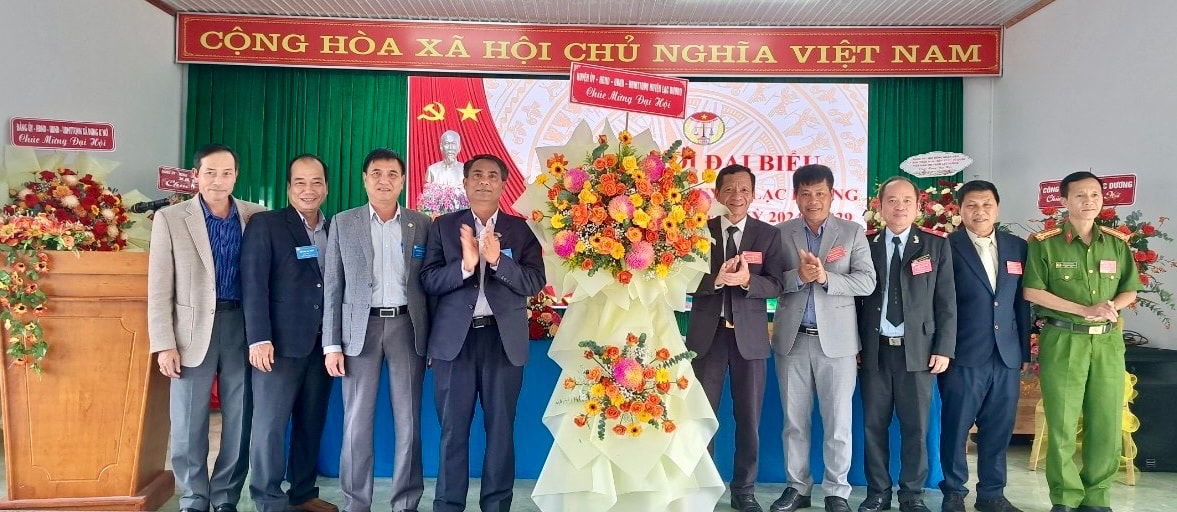 Lãnh đạo huyện Lạc Dương tặng hoa chúc mừng Đại hội