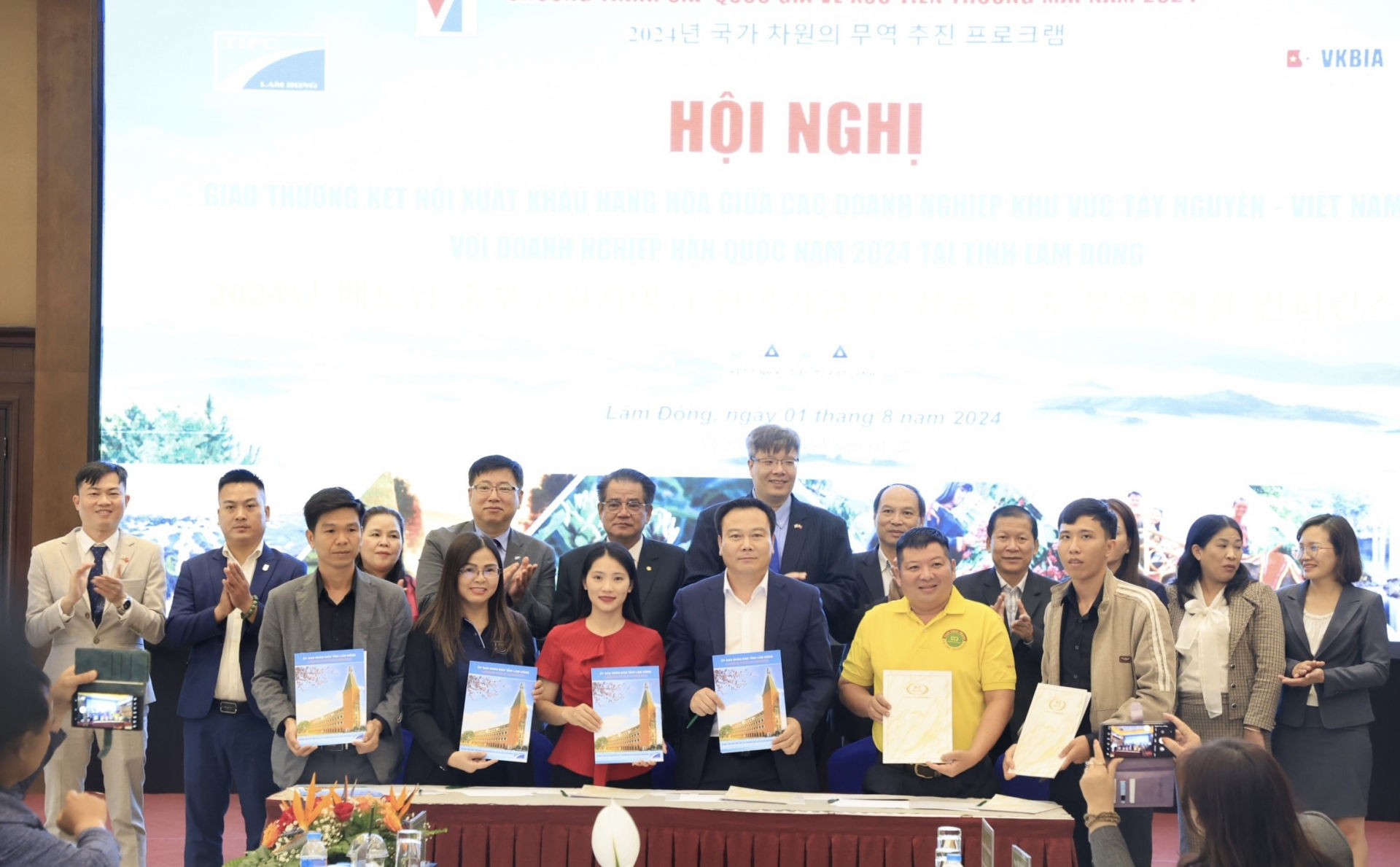Doanh nghiệp YMART (Hàn Quốc) ký kết hợp tác với nhiều đối tác vùng Tây Nguyên