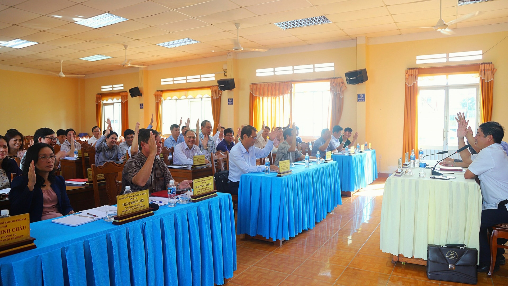 Các đại biểu biểu quyết thông qua nghị quyết