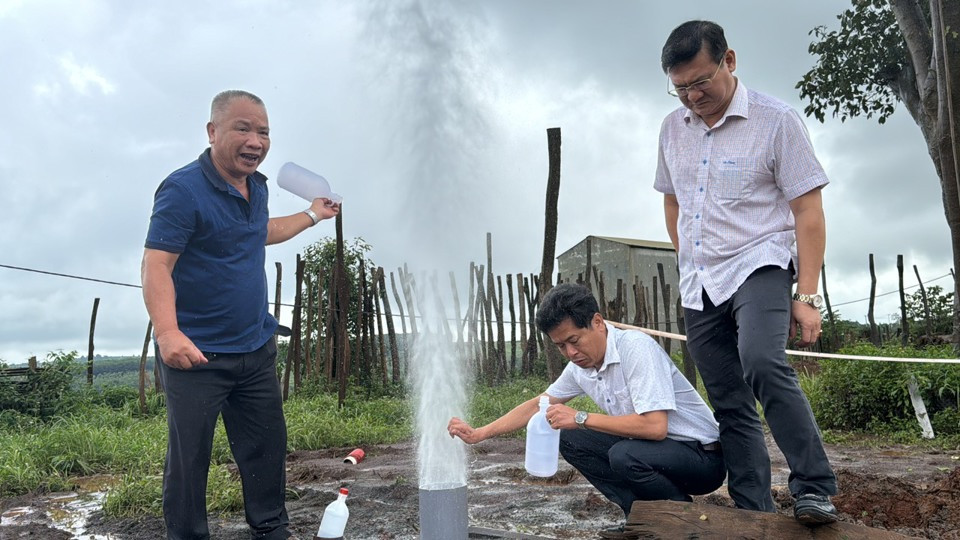 Đoàn công tác thuộc Bộ Tài nguyên & Môi trường đã đến làng Klă, xã Ia Kly, huyện Chư Prông lấy mẫu nước, khí để kiểm tra, phân tích.