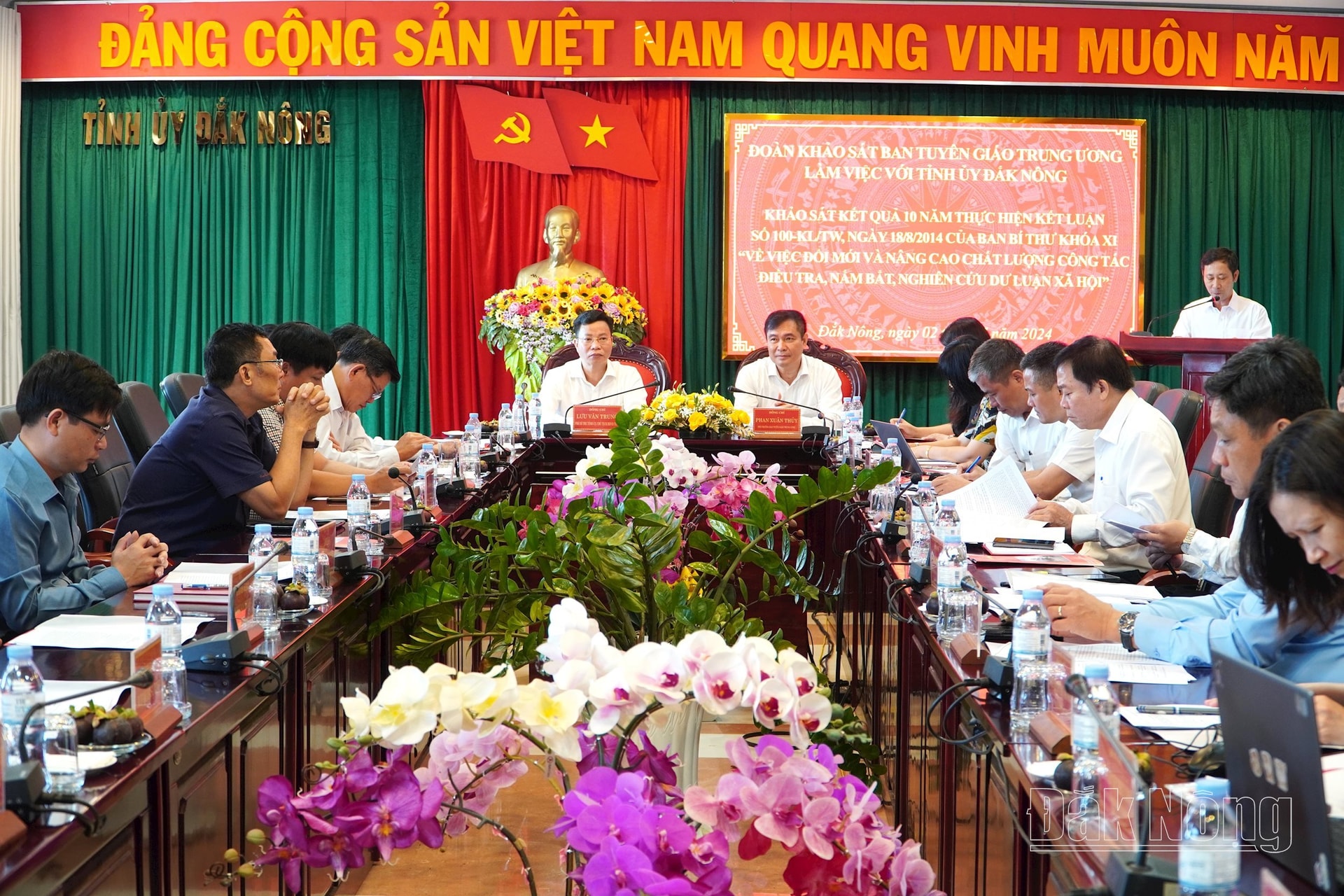 Đoàn Khảo sát Ban Tuyên giáo Trung ương do đồng chí Phan Xuân Thủy, Phó Trưởng Ban Tuyên giáo Trung ương làm Trưởng đoàn đã làm việc với tỉnh Đắk Nông về kết quả 10 năm thực hiện Kết luận số 100-KL/TW, ngày 18/8/2014 của Ban Bí thư khóa XI “về việc đổi mới và nâng cao chất lượng công tác điều tra, nắm bắt, nghiên cứu dư luận xã hội”