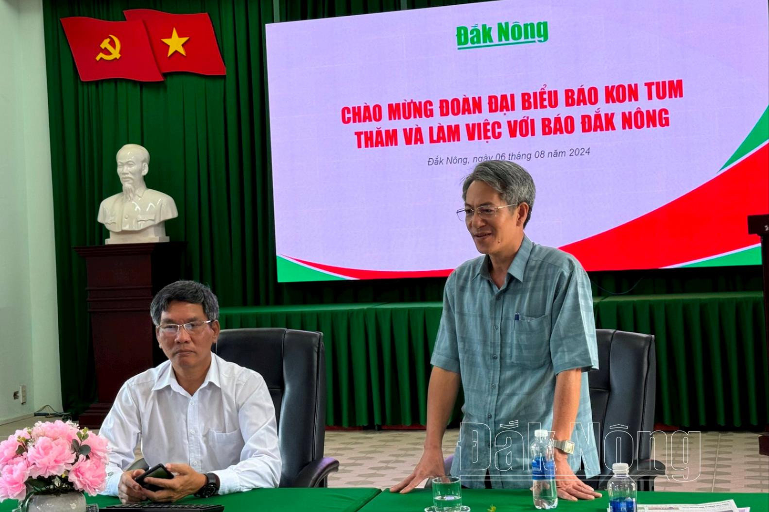 Ông Phạm Minh Bảo, Phó Tổng Biên tập phụ trách Báo Kom Tum trao đổi về quy trình sản xuất báo chí.