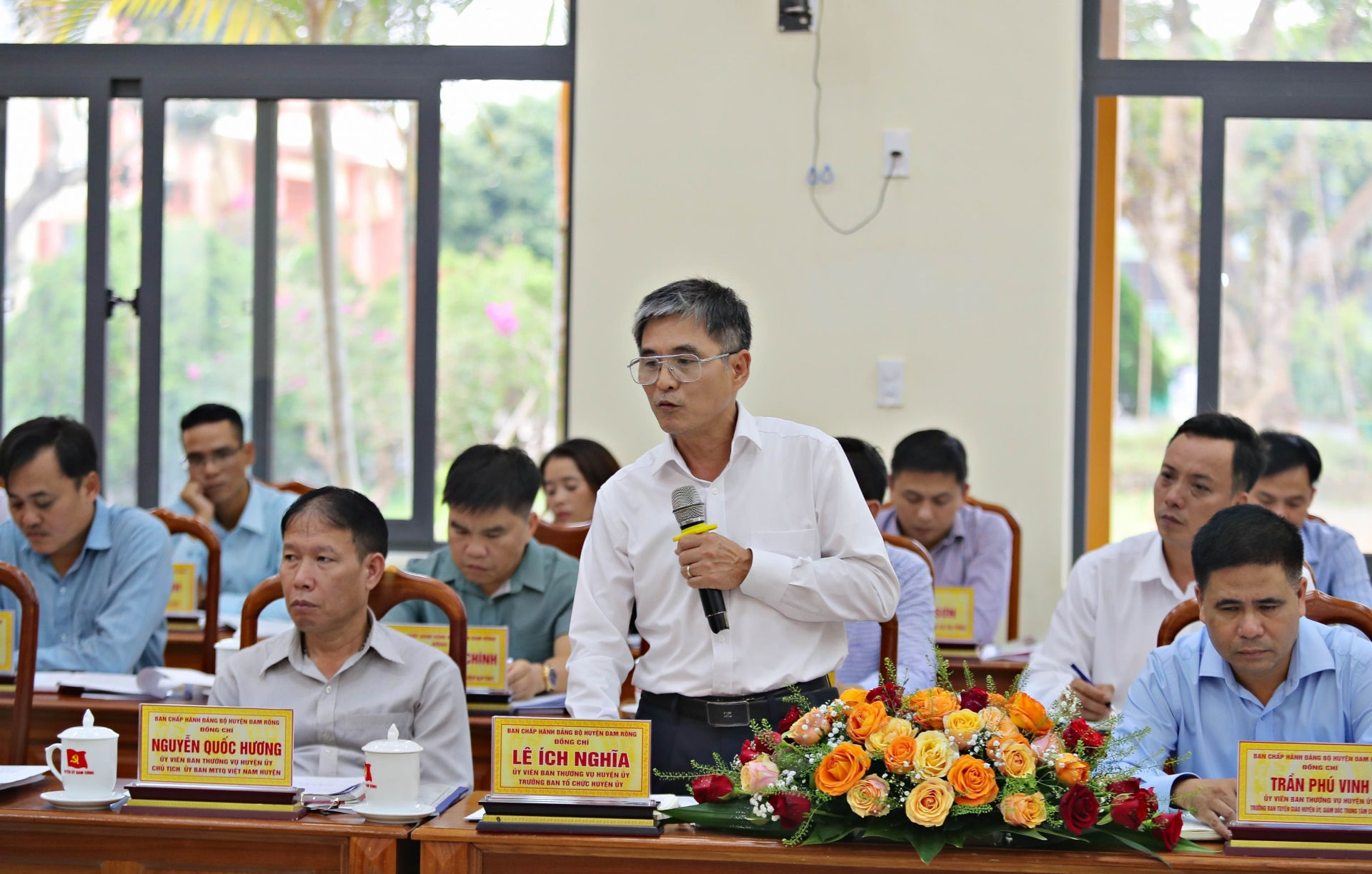 Đồng chí Lê Ích Nghĩa, Trưởng Ban Tổ chức Huyện uỷ báo cáo công tác xây dựng Đảng, hệ thống chính trị địa phương