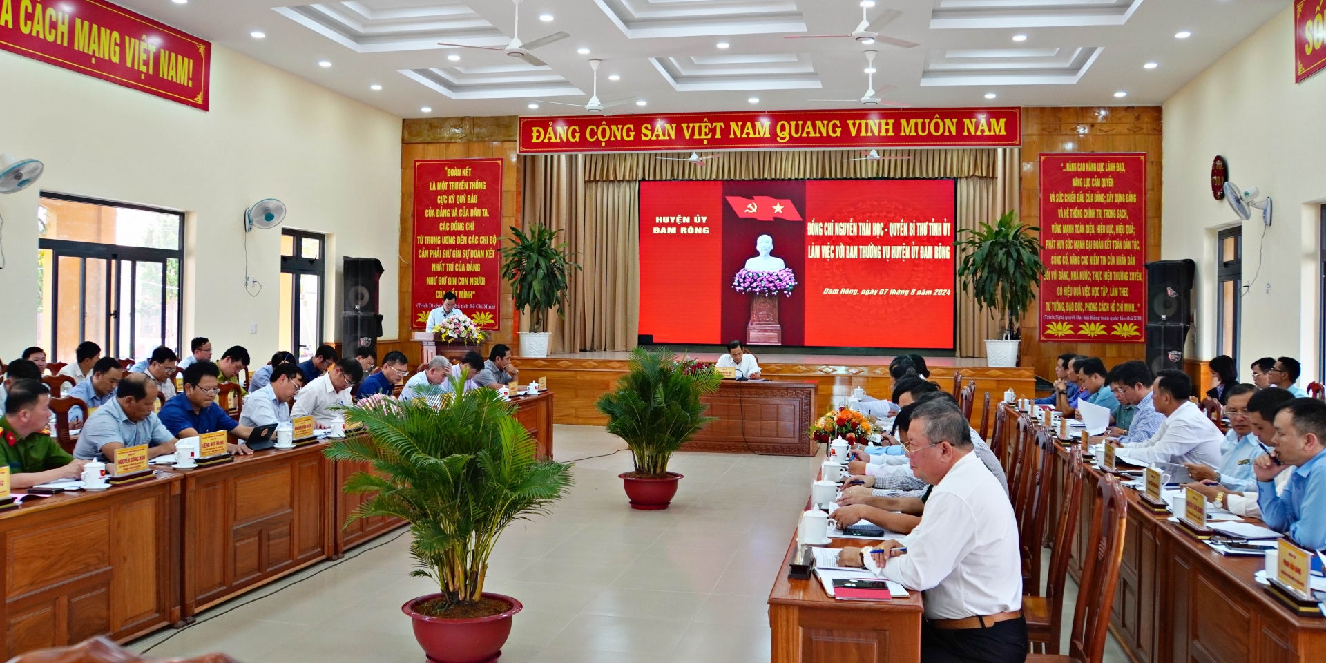 Quang cảnh Quyền Bí thư Tỉnh uỷ Nguyễn Thái Học cùng đoàn công tác làm việc với Ban Thường vụ Huyện ủy Đam Rông chiều nay