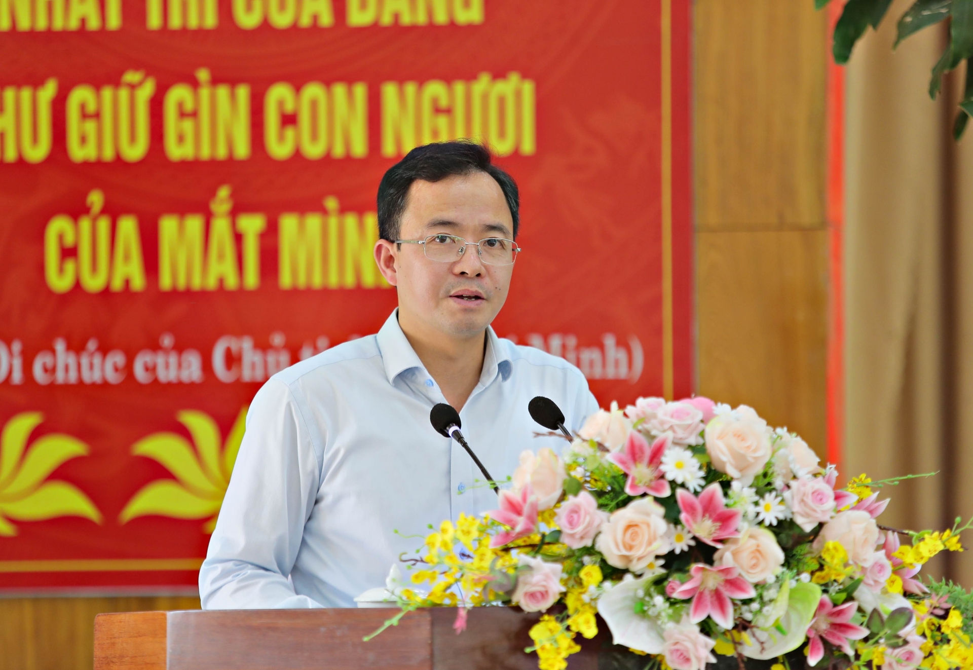 Đồng chí Nguyễn Văn Lộc - Bí thư Huyện ủy Đam Rông báo cáo những nét nổi bật tình hình kinh tế, xã hội địa phương 7 tháng đầu năm 2024