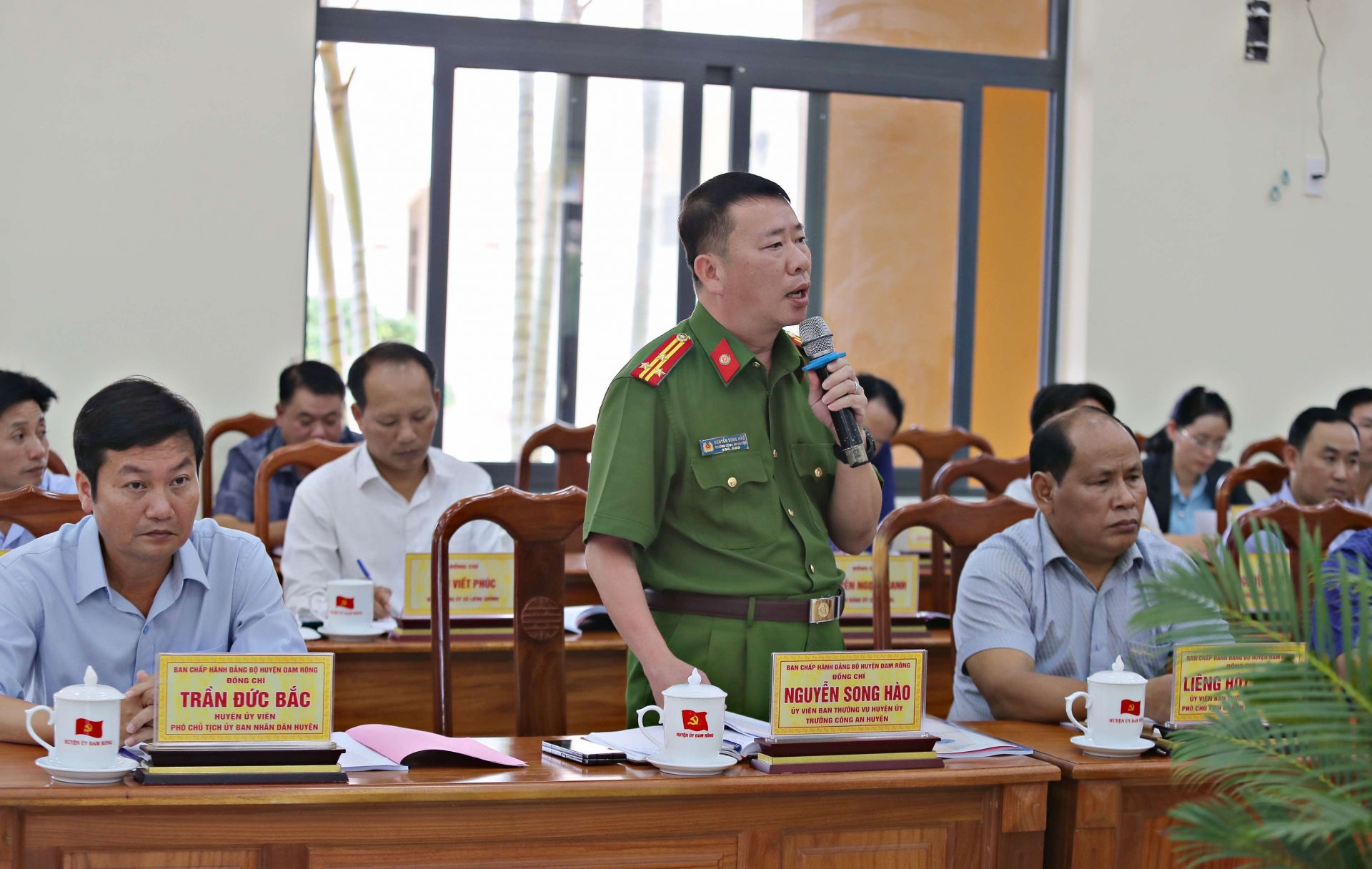 Thượng tá Nguyễn Song Hào, Trưởng Công an huyện Đam Rông thông tin công tác đảm bảo an ninh trật tự tại buổi làm việc