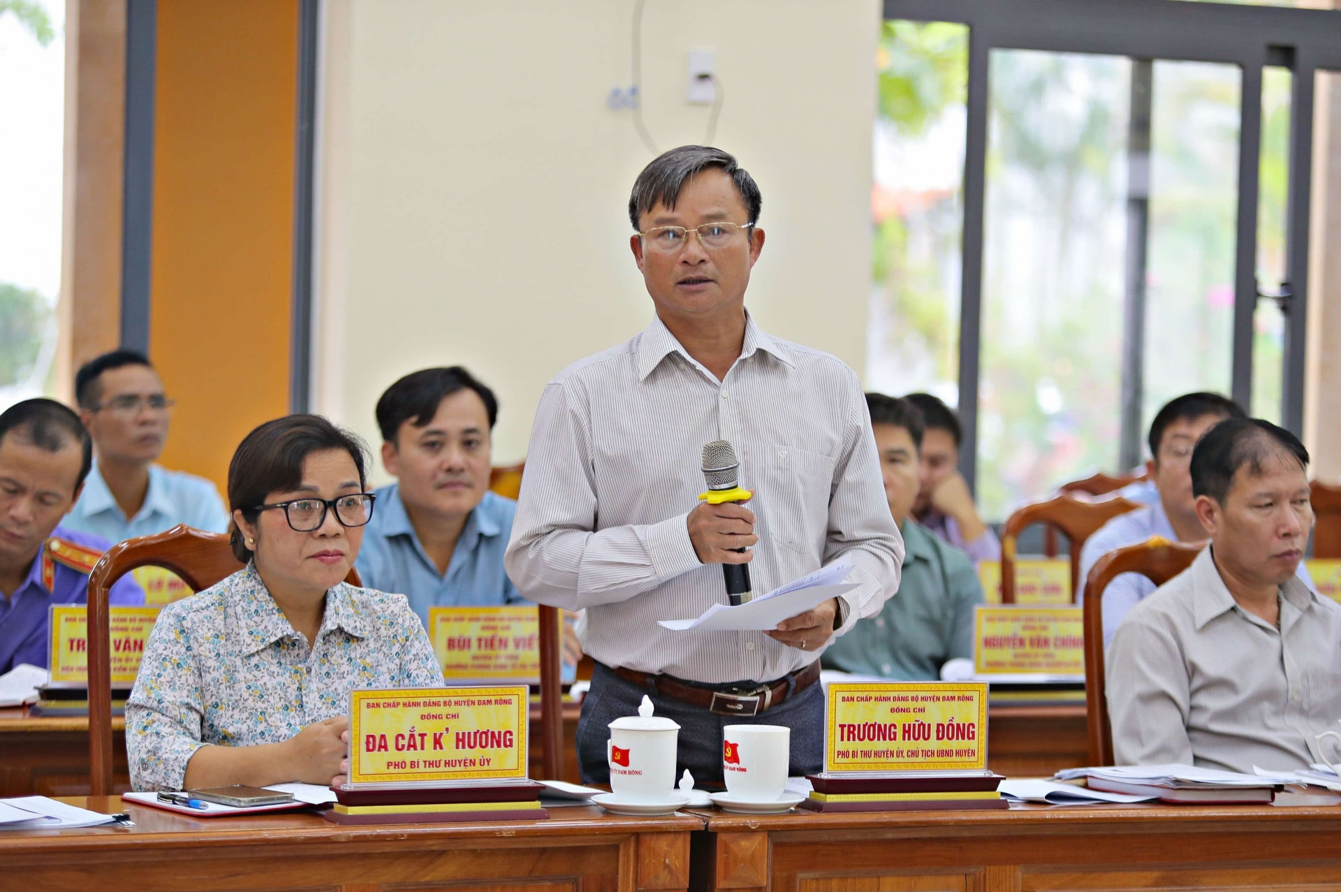 Đồng chí Trương Hữu Đồng, Chủ tịch UBND huyện Đam Rông phát biểu đánh giá khó khăn, thuận lợi của huyện tại buổi làm việc