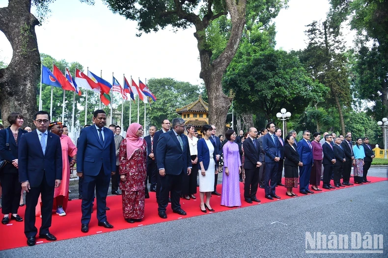 [Ảnh] Lễ thượng cờ kỷ niệm 57 năm Ngày thành lập ASEAN ảnh 1