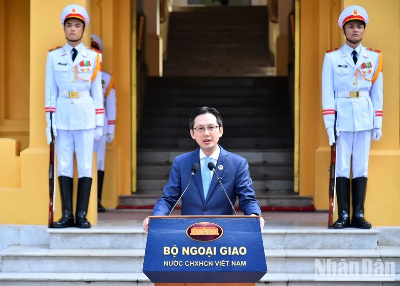 [Ảnh] Lễ thượng cờ kỷ niệm 57 năm Ngày thành lập ASEAN ảnh 2