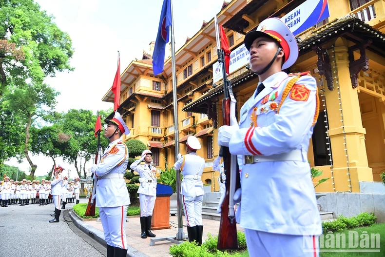 [Ảnh] Lễ thượng cờ kỷ niệm 57 năm Ngày thành lập ASEAN ảnh 5