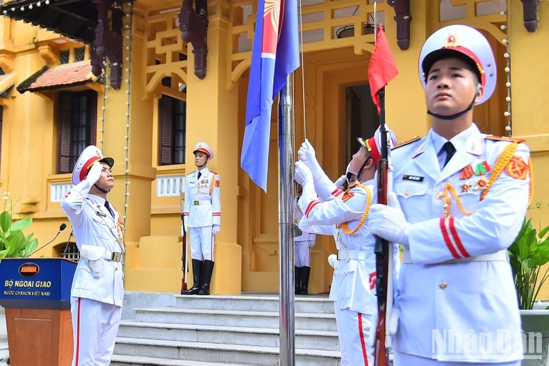 [Ảnh] Lễ thượng cờ kỷ niệm 57 năm Ngày thành lập ASEAN ảnh 6