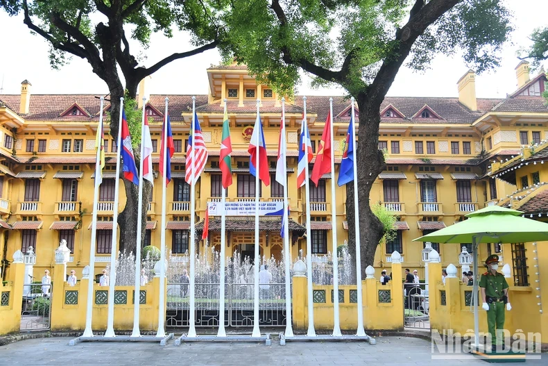 [Ảnh] Lễ thượng cờ kỷ niệm 57 năm Ngày thành lập ASEAN ảnh 8