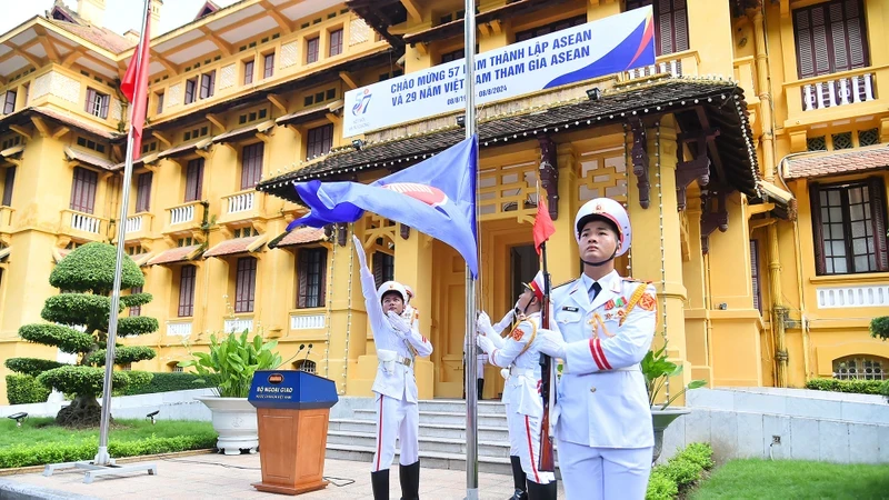 Lá cờ ASEAN tung bay tại trụ sở Bộ Ngoại giao trong ngày kỷ niệm 57 năm Ngày thành lập ASEAN và 29 năm Việt Nam gia nhập ASEAN.