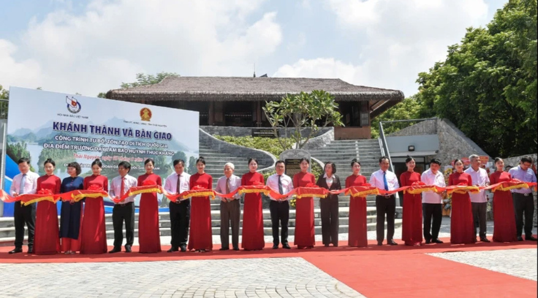 Các đại biểu cắt băng khánh thành, bàn giao di tích Trường dạy làm báo Huỳnh Thúc Kháng