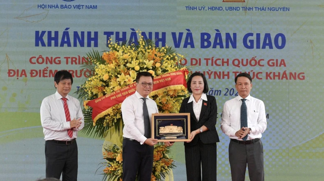 Đồng chí Nguyễn Thị Thanh, Ủy viên Trung ương Đảng, Phó Chủ tịch Quốc hội tặng quà lưu niệm Hội Nhà báo Việt Nam