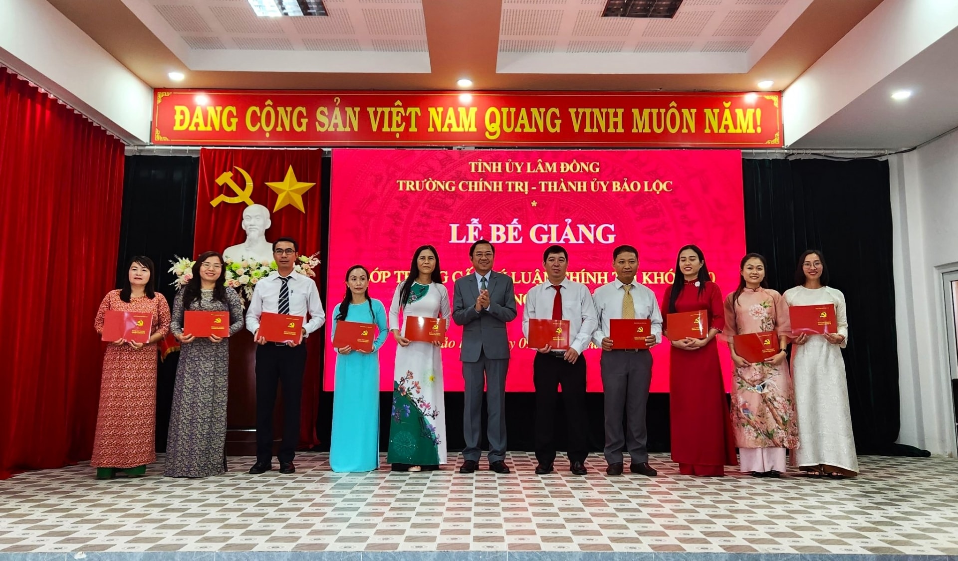Đồng chí Tôn Thiện Đồng - Ủy viên Ban Thường vụ Tỉnh ủy, Bí thư Thành ủy Bảo Lộc trao bằng tốt nghiệp cho học viên