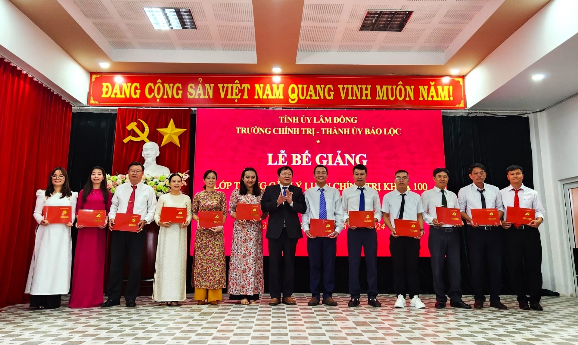 Đồng chí Nguyễn Vĩnh Phúc - Hiệu trưởng Trường Chính trị tỉnh Lâm Đồng trao bằng tốt nghiệp cho học viên