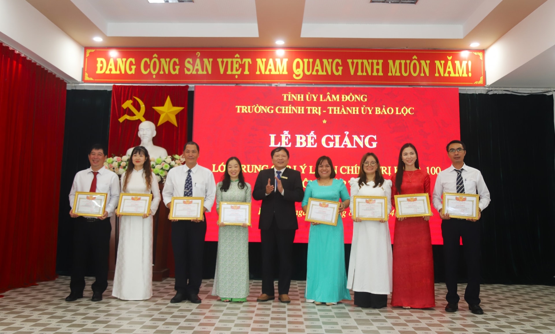 Đồng chí Nguyễn Vĩnh Phúc - Hiệu trưởng Trường Chính trị tỉnh Lâm Đồng trao khen thưởng cho các học viên đạt thành tích xuất sắc