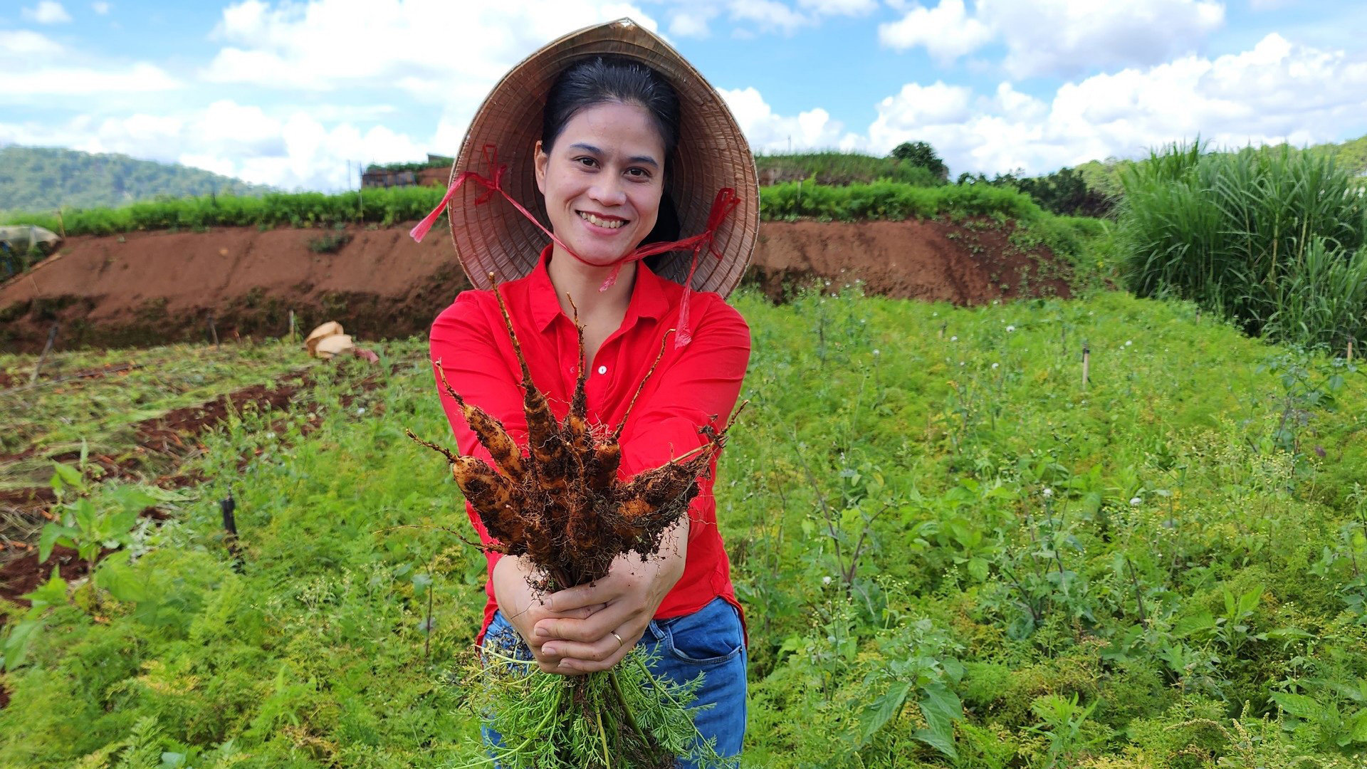 Chủ Farm hữu cơ Phạm Thị Thu Thúy trong vườn cà rốt hữu cơ cọng tím tại xã Xuân Thọ, Đà Lạt