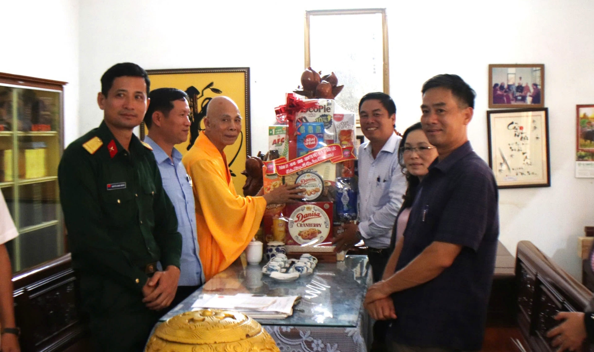 Đồng chí Nghiêm Xuân Đức - Phó Bí thư Thành ủy, Chủ tịch HĐND TP Bảo Lộc tới thăm, tặng quà Hòa thượng Thích Thái Thuận - Trụ trì chùa Phước Huệ (phường BLao)