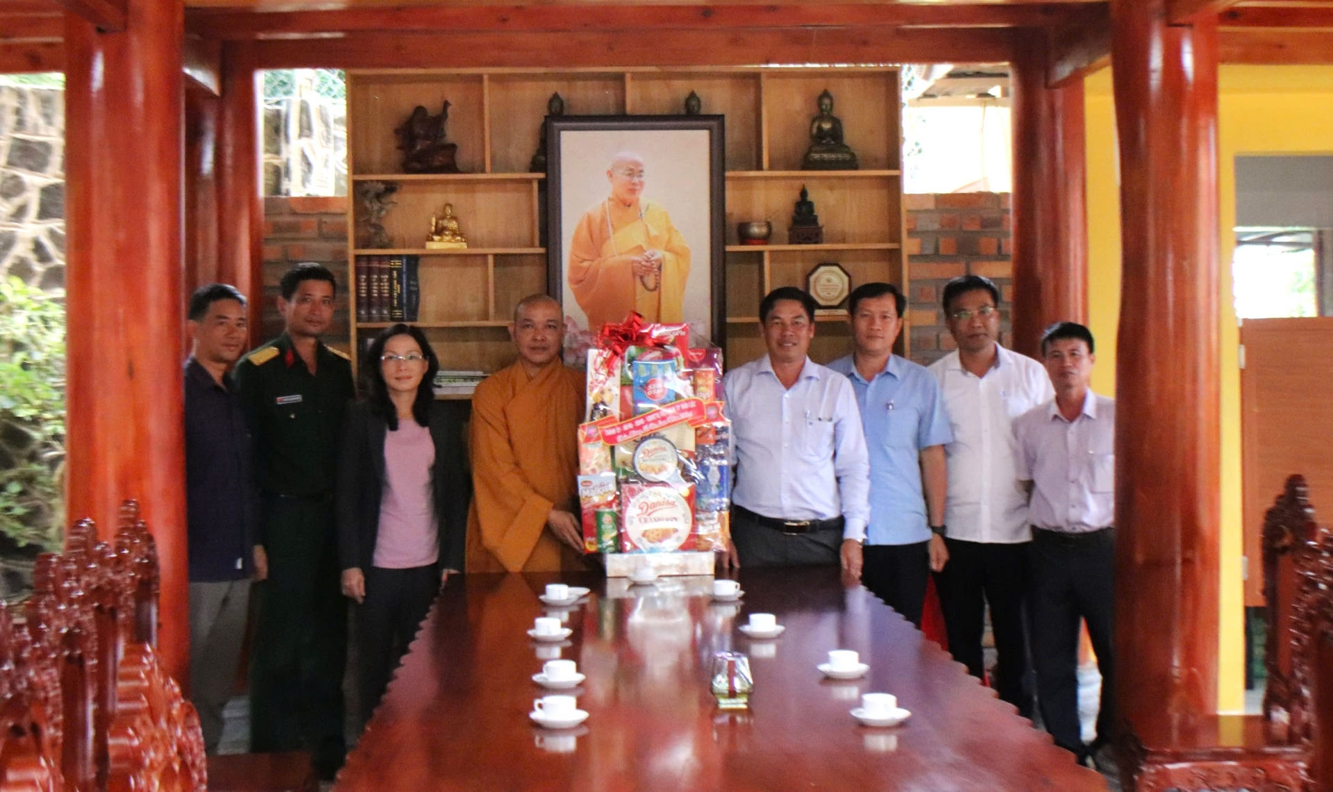 Phó Bí thư Thành ủy, Chủ tịch HĐND TP Bảo Lộc Nghiêm Xuân Đức đến thăm, tặng quà Thượng tọa Thích Đồng Tâm -  Trụ trì Tu viện An Lạc (phường Lộc Sơn)