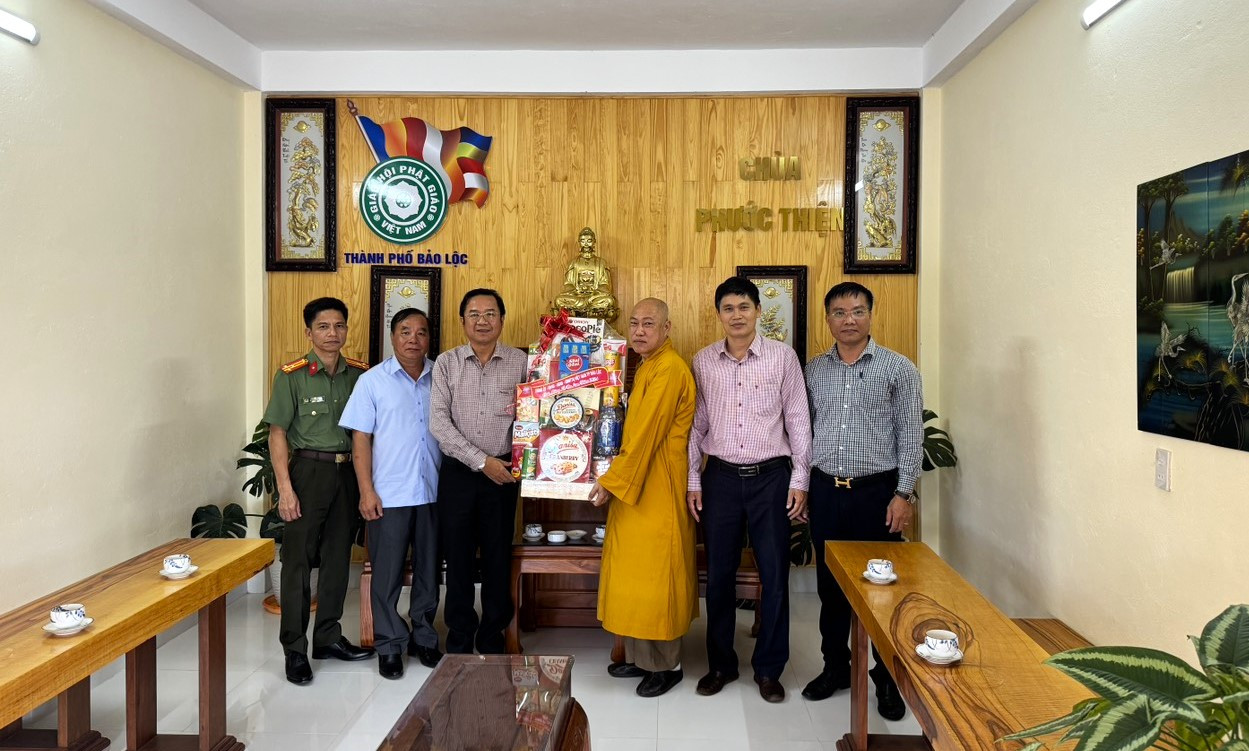 Đồng chí Tôn Thiện Đồng - Bí thư Thành ủy Bảo Lộc đến thăm, tặng quà chùa Phước Thiện (phường BLao)