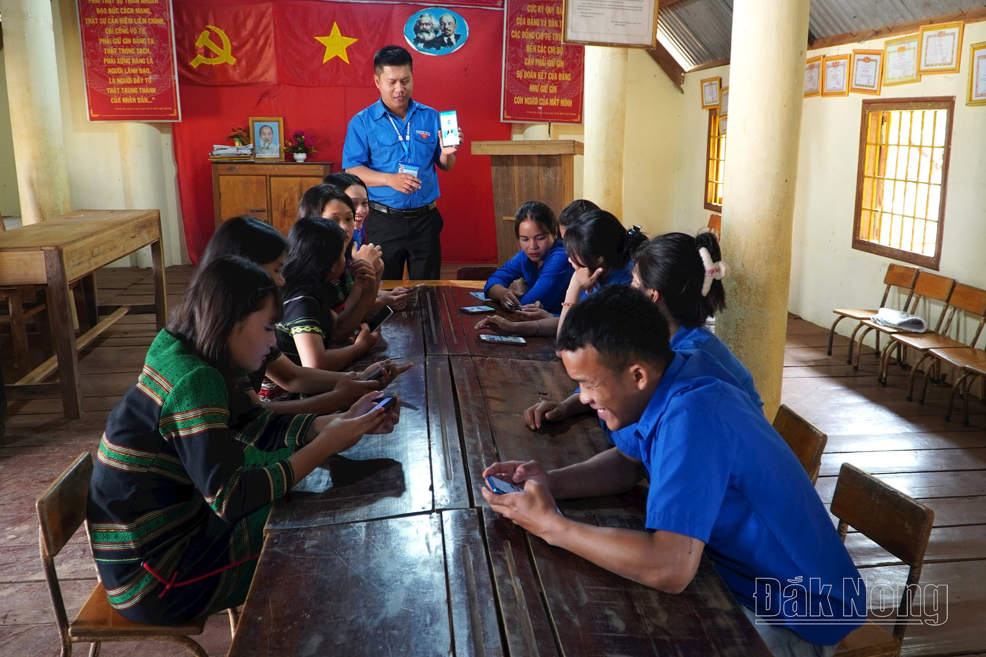 Đoàn xã Quảng Tân, huyện Tuy Đức, tỉnh Đắk Nông hướng dẫn đoàn viên thanh niên dân tộc thiểu số các bon Za