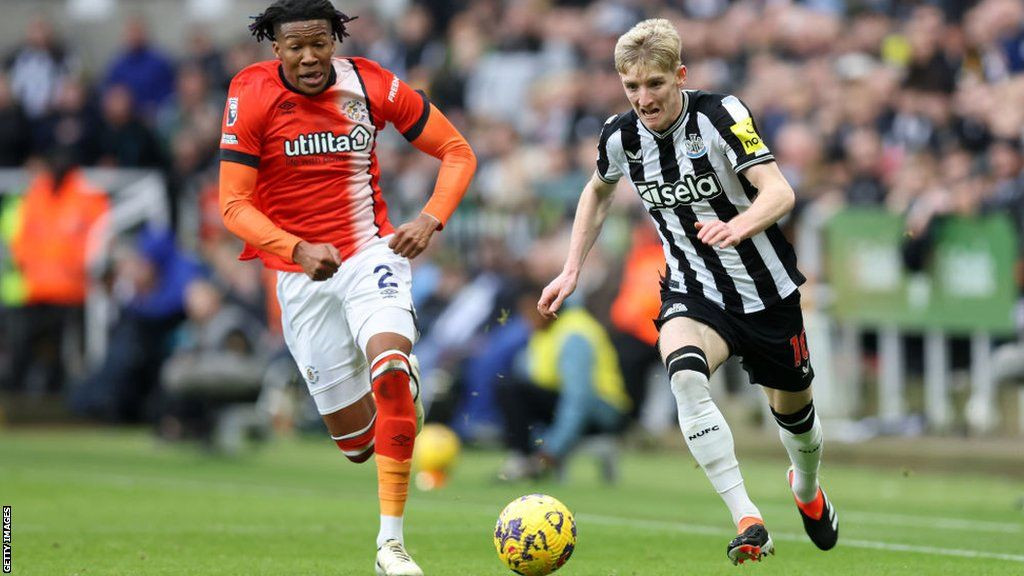 Anthony Gordon: Newcastle forward sustains injury in Luton draw - BBC Sport