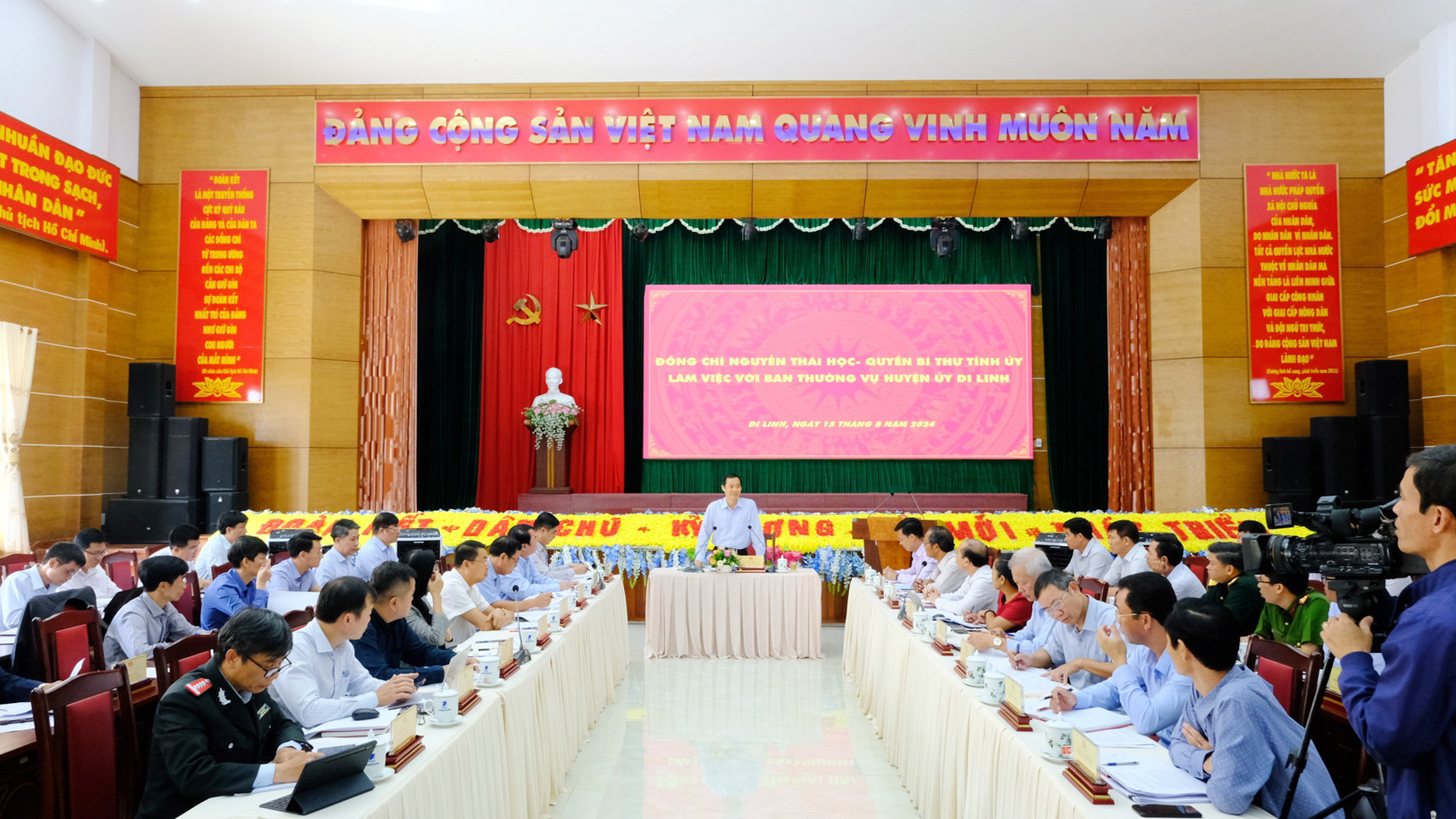 Quang cảnh buổi làm việc