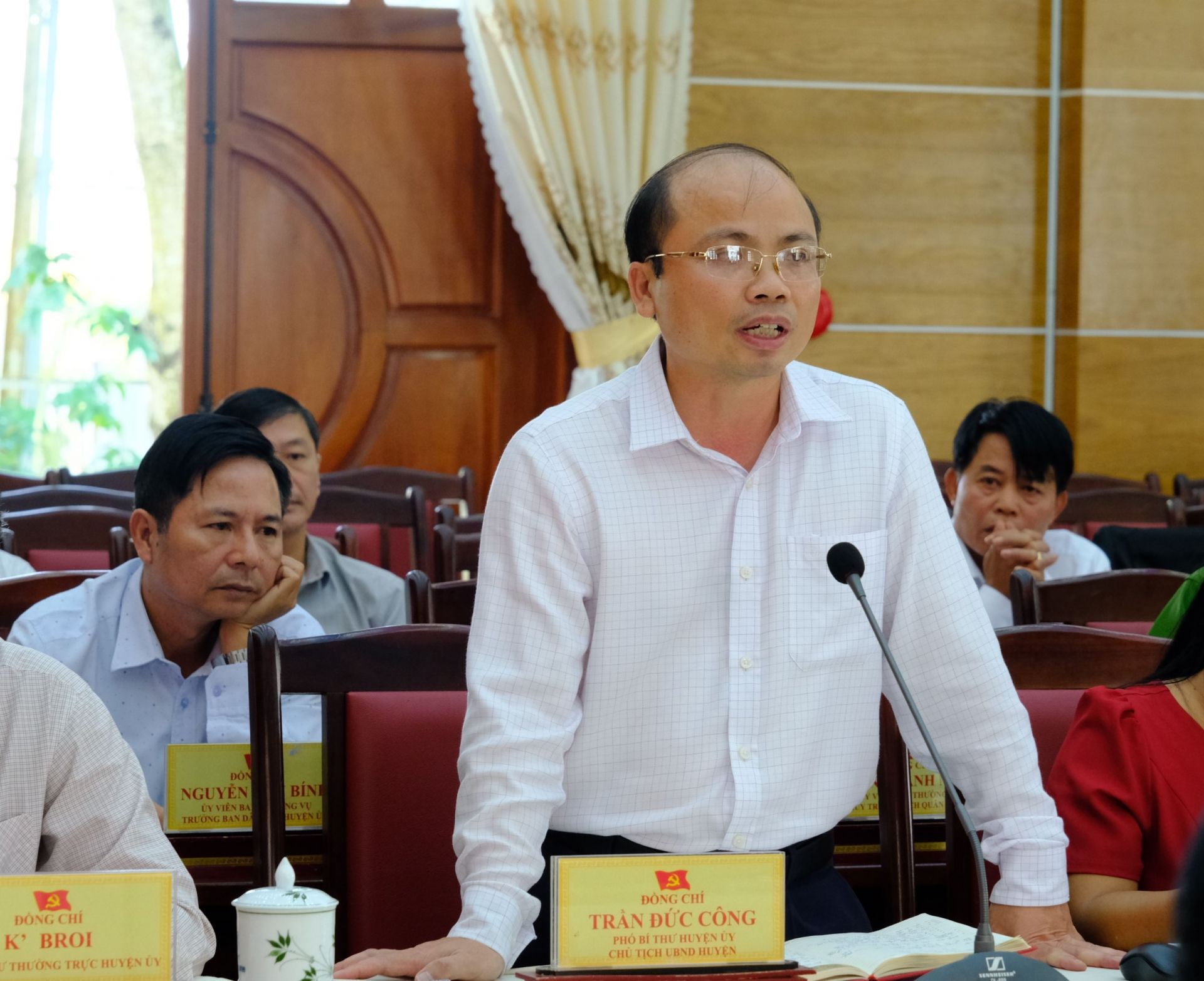 Chủ tịch UBND huyện Di Linh Trần Đức Công báo cáo làm rõ hơn những khó khăn, tồn tại mà địa phương đang gặp phải