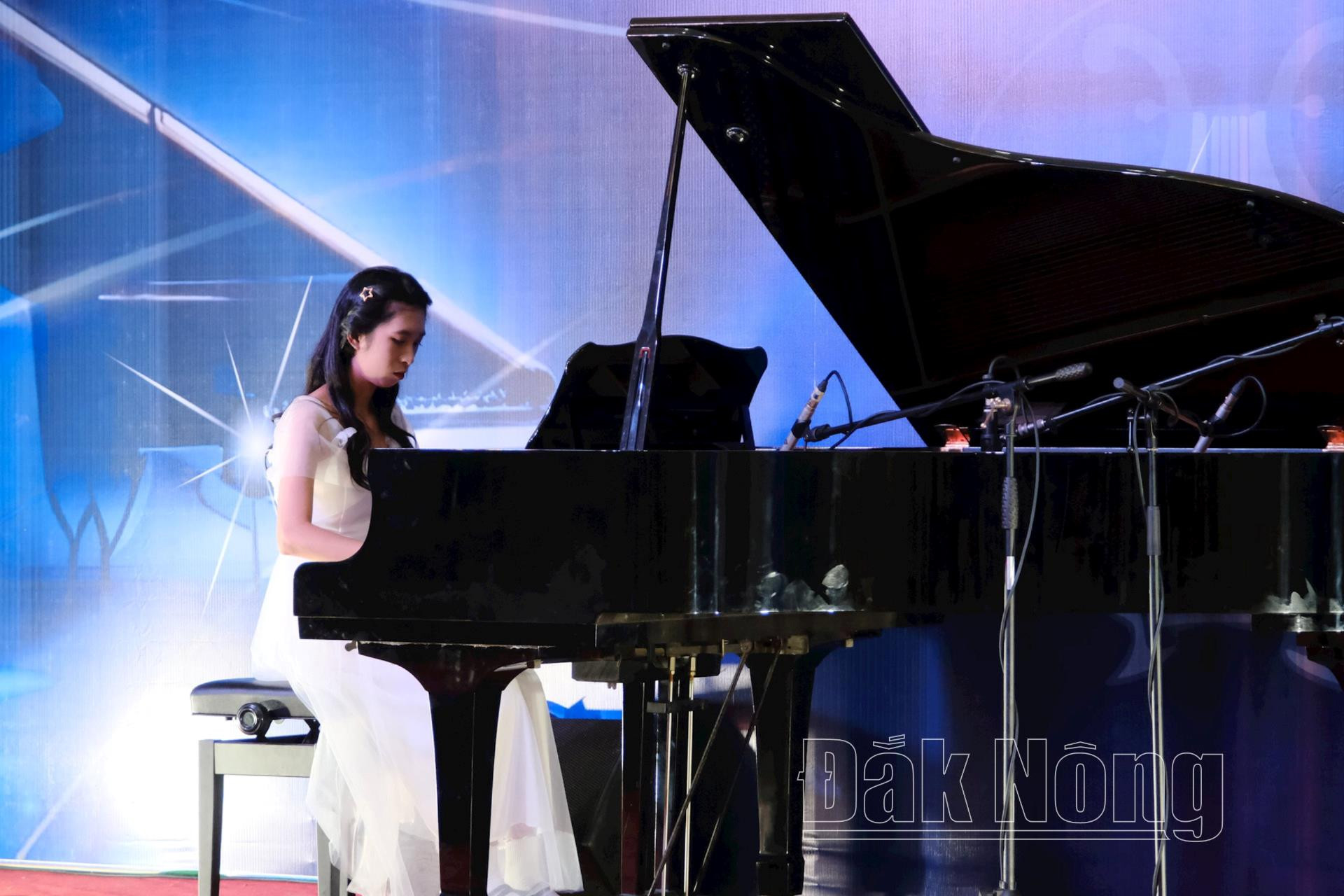 Liên hoan mở màn bằng bài dự thi độc tấu piano cổ điển của thí sinh Nguyễn Đan Quỳnh đến từ Đắk Lắk