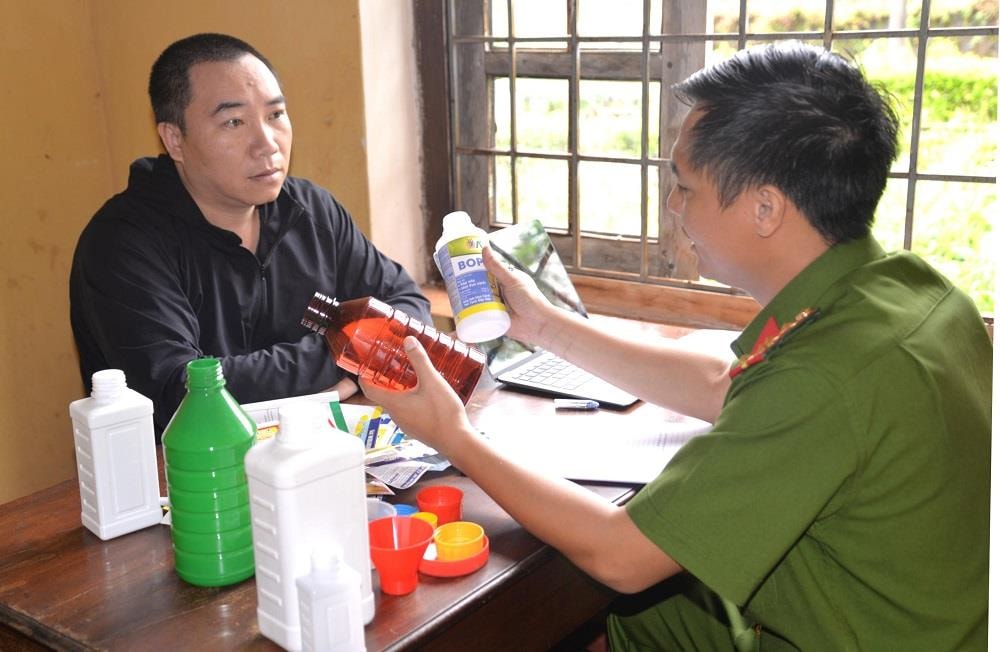 Lực lượng Công an kiểm tra, thu giữ nhiều nguyên liệu, thiết bị và sản phẩm thuốc trừ sâu, thuốc diệt cỏ giả do Học và Hoàng sản xuất.