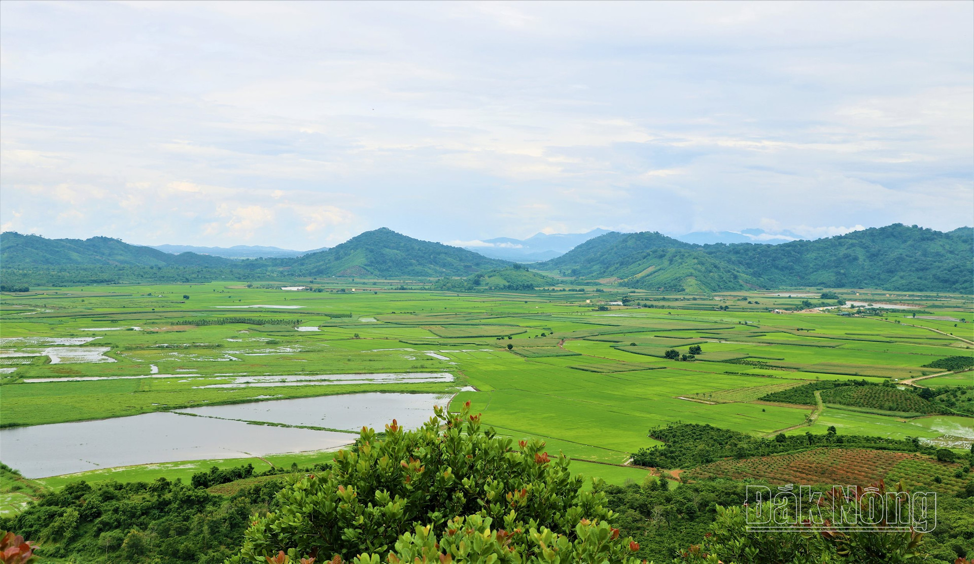 Thung lũng Mặt trời mọc (Điểm số 9, Tuyến 1 - Trường ca của lửa và nước) nằm ở xã Nâm N’đir, huyện Krông Nô là nơi thể hiện rõ nhất sự gặp gỡ giữa hai thế lực siêu nhiên lửa và nước