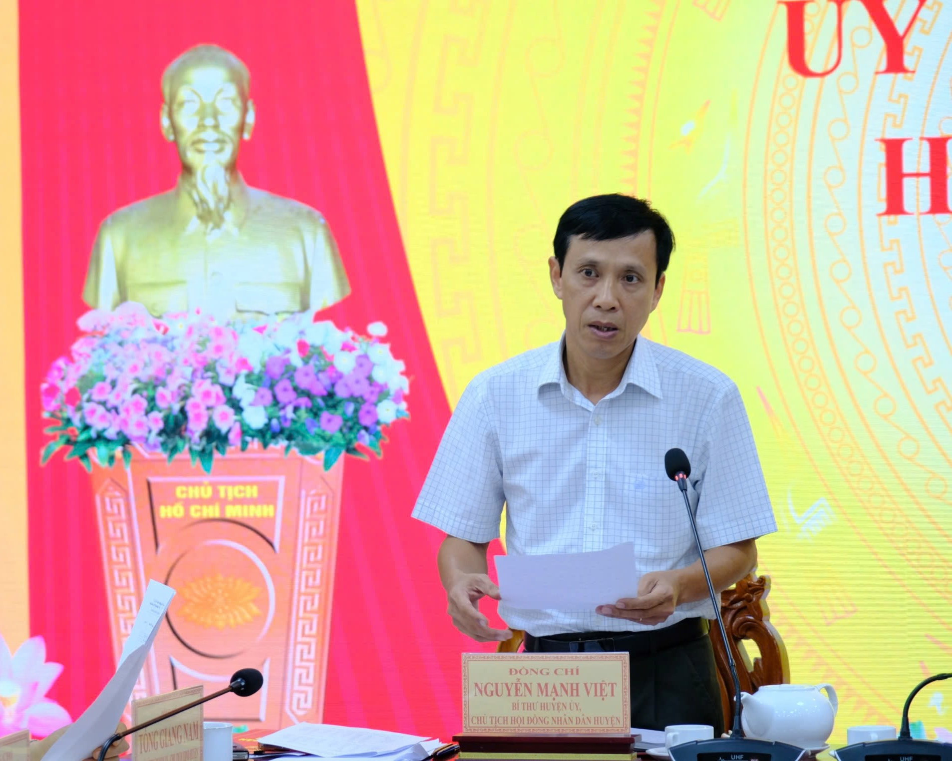 Đồng chí Nguyễn Mạnh Việt - Bí thư Huyện ủy Đạ Tẻh phát biểu tại buổi làm việc