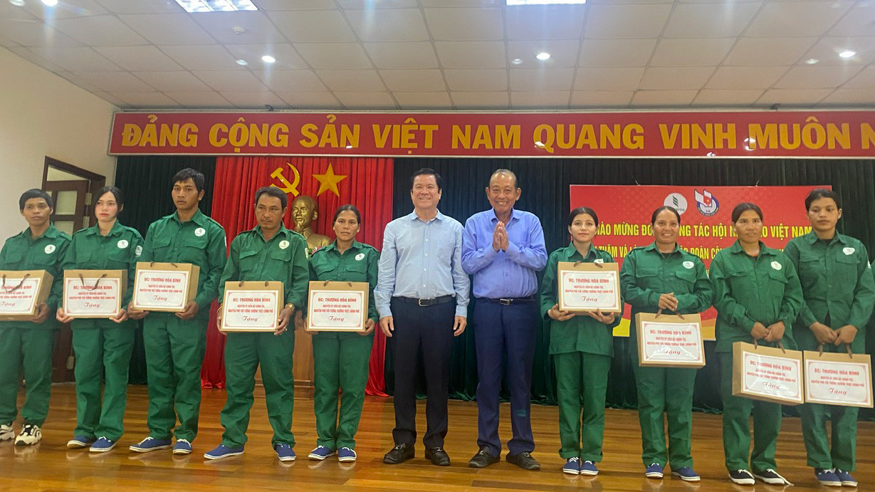 Nguyên Ủy viên Bộ Chính trị, Phó Thủ tướng thường trực Chính phủ Trương Hòa Bình trao quà cho công nhân có thành tích xuất sắc tại Công ty TNHH MTV Cao su Chư Păh, huyện Chư Păh, tỉnh Gia Lai