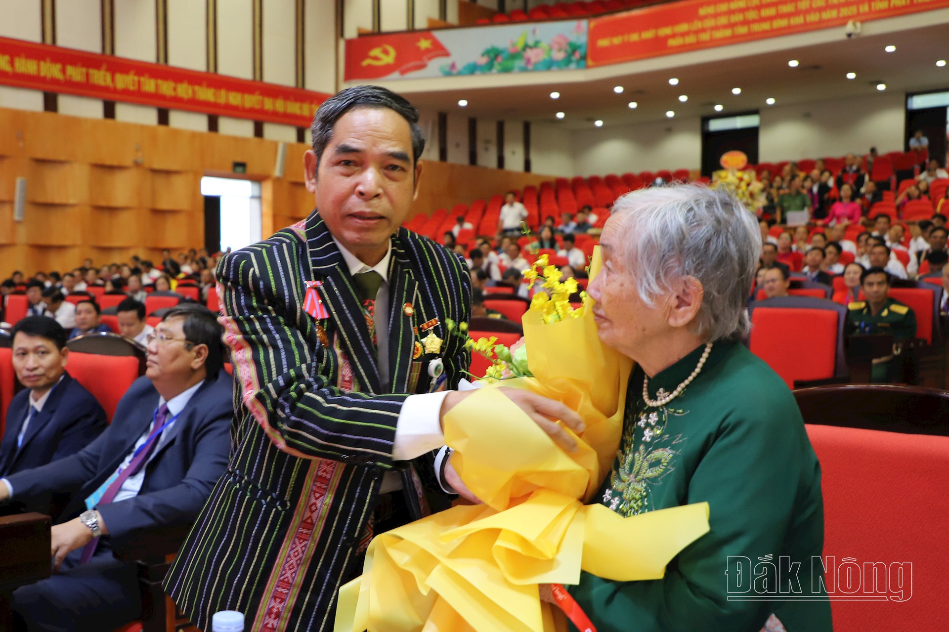 Đồng chí Điểu Xuân Hùng, UVBTV Tỉnh ủy, Chủ tịch Ủy ban MTTQ Việt Nam tỉnh Đắk Nông thay mặt Đại hội tặng hoa Mẹ Việt Nam anh hùng Nguyễn Thị Xuân